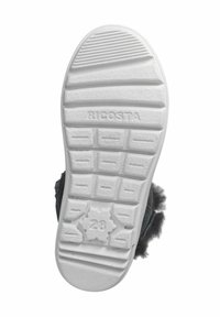 Zapato negro con una suela de goma blanca. La suela tiene un patrón texturizado con la marca "RICOSTA" y la talla "28" grabados.