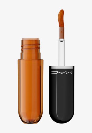 Tube de gloss à lèvres marron brillant avec bouchon noir et applicateur incliné montrant du gloss teinté marron sur la brosse.