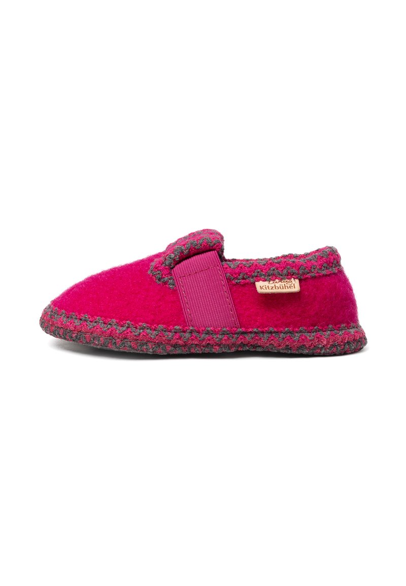Pantofole in feltro di un vivace colore rosa con un bordo in maglia grigia, elastico sulla parte superiore e un'etichetta cucita sul lato.