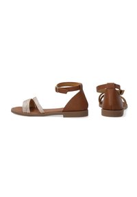 Braune Ledersandalen mit zwei vorderen Riemen, einer glitzernden und einer glatten. Der Knöchelriemen hat einen Schnallenverschluss. Flache Sohle.