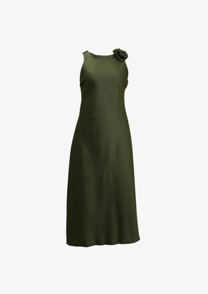 Robe sans manches vert olive avec un corsage ajusté et une jupe évasée, ornée d'une rose en tissu décorative sur l'épaule gauche.