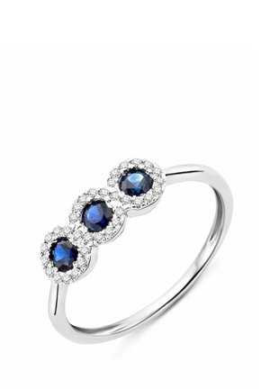 Anello d'argento con tre zaffiri blu tondi, ciascuno circondato da piccoli diamanti chiari, disposti in fila su una fascia lucida.