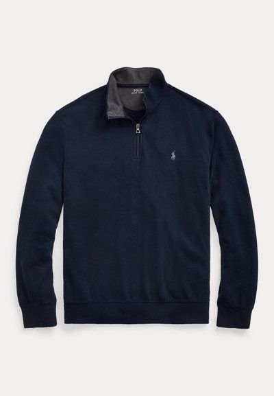 Marineblå fleecepullover med høy krage, halv glidelås og grå kontrasterende krage. Har et lite brodert logo på brystet.