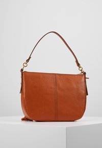 Brązowa skórzana torebka o usztywnionej formie, z paskiem o średniej długości, złotymi detailemi i teksturowaną powierzchnią. Prosty design bez wzorów.