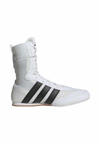 Weißer Sportschuh mit einem hohen Mesh-Obermaterial, das drei schwarze Streifen aufweist, eine Schnürung und eine Gummisohle für guten Halt.