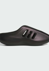 Svart slip-on skumklädd träskor med tre horisontella ventilationsskåror på sidan och en texturerad sula, visad från den yttre sidan.