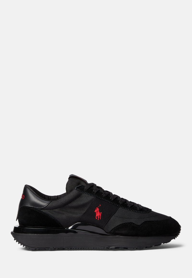 Sneakers negri de sport, care combină materiale din zamac și textil. Accent notabil al unui logo roșu și talpă exterioară din cauciuc texturat.