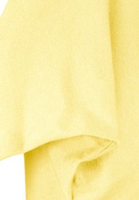 Gelbes Gewebe mit einer samtigen, strukturierten Oberfläche; verfügt über ein drapiertes Design und einen dezenten Glanz. Dicke gerippte Kanten sind an den Nähten sichtbar.