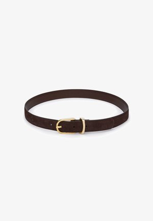 Brauner Wildledergürtel mit glatter Textur, ausgestattet mit einer goldfarbenen Metallschnalle und mehreren Löchern zur Größenanpassung. Einfaches und funktionales Design.