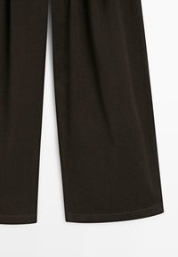 Pantalon marron foncé à jambes larges, montré de la mi-cuisse à l'ourlet sur un fond blanc.
