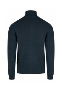 Dunkelblauer Pullover mit hohem Kragen, gerippter Textur, langen Ärmeln und tailliertem Saum, entworfen mit einer minimalistischen Ästhetik.
