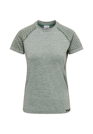 Hellgrünes sportliches Kurzarmshirt mit gemusterten Netz-Schultern und kleinem Logo nahe dem unteren Saum auf einfarbigem Hintergrund.