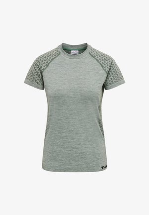 Hellgrünes sportliches Kurzarmshirt mit gemusterten Netz-Schultern und kleinem Logo nahe dem unteren Saum auf einfarbigem Hintergrund.