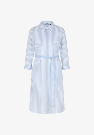 Jasnoniebieska sukienka w białe paski z długimi rękawami, z przodu zapinana na guziki i z dopasowanym paskiem z okrągłą klamrą.