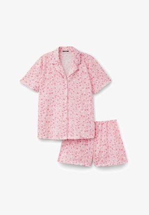 Kurzärmliges Hemd mit Knopfleiste und Shorts mit elastischem Bund, rosa Blumenmuster auf hellem Hintergrund.