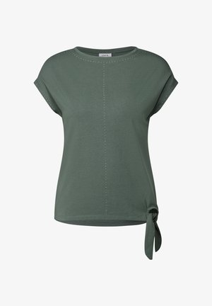 Groen T-shirt met korte mouwen en een ronde halslijn, voorzien van zilveren studs langs de schouders en een geknoopte detail aan de zoom.
