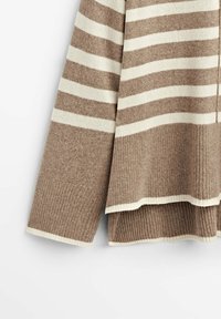 Brązowy i beżowy sweter w paski z prążkowanym dołem, z szerokimi pionowymi paskami i miękką fakturą dla komfortu.