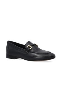 Sorte læder loafers med et strømlinet design, der har en dekorativ guldhardware accent og en flad hæl for nem brug.