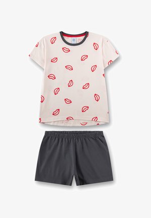 Weißes Kurzarmhemd mit roten Lippenabdrücken und dunkelgrauer elastischer Taillen-Shorts, flach auf weißem Hintergrund liegend.