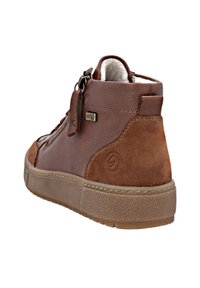Braune High-Top-Sneaker aus Leder und Wildleder mit strukturierter Oberfläche, ausgestattet mit einem Reißverschluss, Logo-Details und einer Gummisohle.