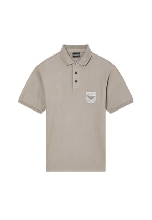 Beiges kurzärmliges Polohemd mit drei Knöpfen und einem kleinen bestickten Logo-Patch auf der linken Brust.