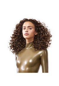 Lockar i brunt hår, bronzfärgad glossy bodysuit, slät textur, hög krage och inga synliga accessoarer. Belysningen framhäver ansiktsdragen.