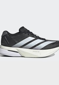 Sort og hvid Adidas løbesko med tre hvide striber, mesh-overdel, snørelukning og tyk hvid polstret sål mærket Lightstrike Pro.
