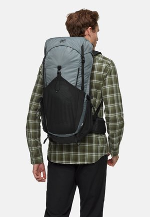 Grauer und schwarzer Rucksack mit verstellbaren Trägern, Netztaschen und einem Kordelzugverschluss. Strukturiertes Material, geeignet für den Einsatz im Freien.