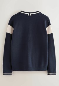 Marineblauwe trui met witte schouderstrepen, ribgebreide manchetten met dubbele witte strepen en een ronde hals. Gladde textuur en klassieke pasvorm.