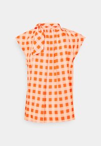 Blusa sin mangas con patrón de cuadros en tonos melocotón y naranja, con escote fruncido y detalle de lazo atado en un hombro.