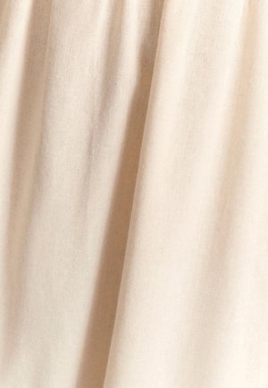 Tejido de un beige claro con una textura suave, que presenta pliegues sutiles y fibras naturales, creando una caída suave. Ideal para prendas de vestir o textiles para el hogar.
