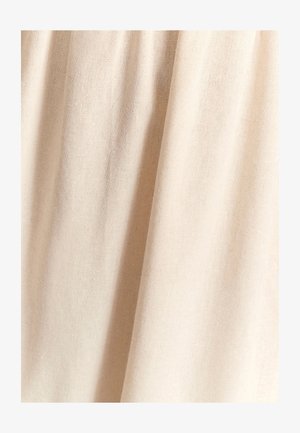 Beige linnedug med en glat tekstur, der falder blødt, og som viser subtile variationer i nuancer samt en let, åndbar kvalitet.