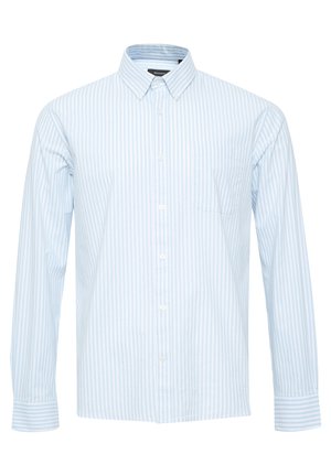Camisa de botones en azul claro y rayas blancas. Mangas largas, cuello clásico, bolsillo en el pecho y dobladillo recto. Material de algodón.
