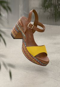 Unselected, lemon comb