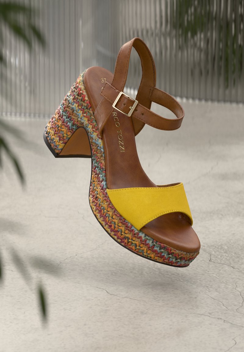 Κίτρινες σουέντ πάνινγκ πλατφόρμες με καφέ δερμάτινο λουρί στον αστράγαλο, που διαθέτουν υφασμένη σόλα με υφή σε πολλούς χρωματισμούς.