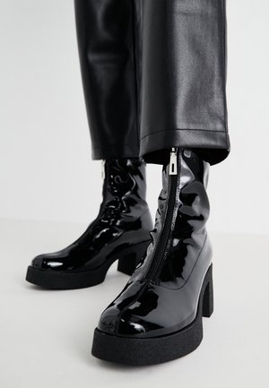 Enkellaarsjes met plateauzool - black
