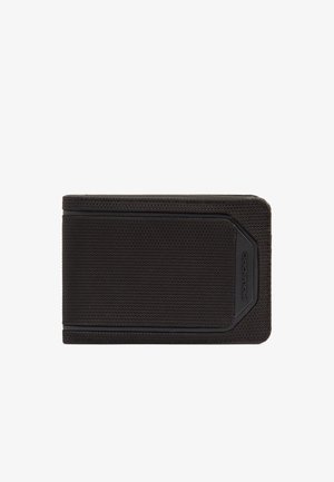 Schwarzes Wallet aus strukturiertem Stoff mit einem rechteckigen Aufnäher mit dem Markennamen "Piquadro" auf der rechten Seite.
