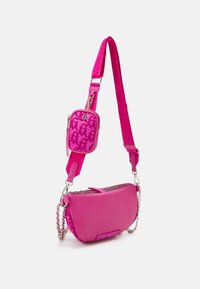 Vaaleanpunainen olkalaukku, jossa on irrotettava pieni pussukka, metalliset yksityiskohdat, ketjuyksityiskohta ja teksturoitu hihna, jossa on logokuvio.