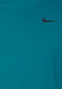 Nike Performance TEE CREW SOLID - T-shirt desportiva - bright spruce/black