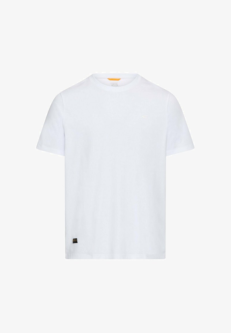 Biały, bawełniany T-shirt z krótkimi rękawami, okrągłym dekoltem i małym logo na piersi. Zawiera materiałową metkę u dołu po lewej stronie.