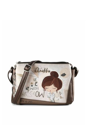 Beige-braune Umhängetasche mit einer Illustration eines Cartoon-Mädchens, "Anekke"-Logo und Text, einschließlich "Verliebt in Wissen."