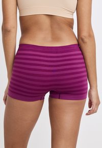 Lila gestreifte Boxershorts mit weicher Textur und elastischem Bund, mit horizontalen Streifen in verschiedenen Lila-Tönen.