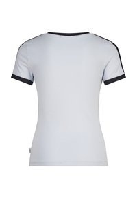 Vaaleansininen lyhythihainen paita, jossa on istuva muotoilu ja mustat yksityiskohdat hihoissa sekä kauluksessa. Hierottu pinta, minimalismi tyyli, ei kuvioita.