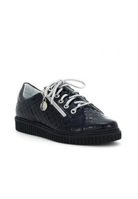 Sneakers in pelle blu navy con texture trapuntata, lacci argentati con dettagli in cerniera metallica e suola nera rigata.