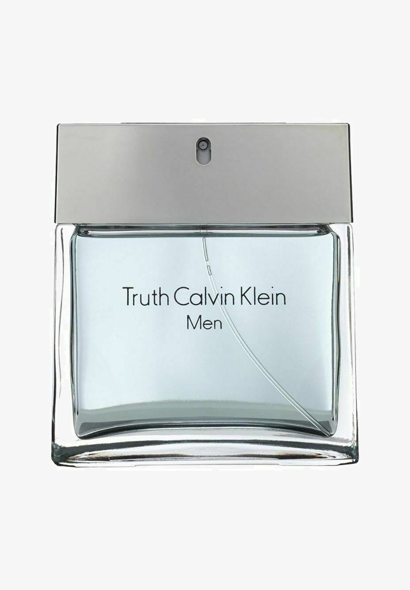 Calvin Klein Truth herrparfym har en genomskinlig glasflaska med en kvadratisk design, silverfärgad metallkork och subtilt ingraverad text.
