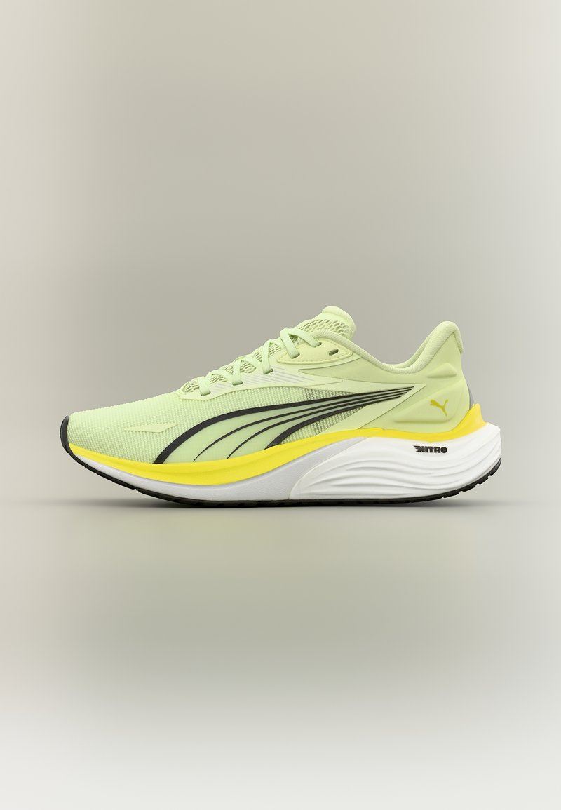 Ανοιχτό πράσινο και κίτρινο αθλητικό παπούτσι με μαύρο λογότυπο Puma, λευκή μαλακή σόλα με την ένδειξη "NITRO" και μαύρη εξωτερική σόλα σε ουδέτερο φόντο.