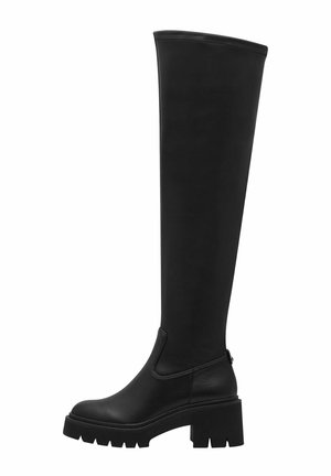 Knöchelhoche schwarze Lederstiefel mit einer massiven Plattformsohle und seitlichen elastischen Einsätzen für ein einfaches Anziehen, mit einer glatten Textur und minimalistischen Design.