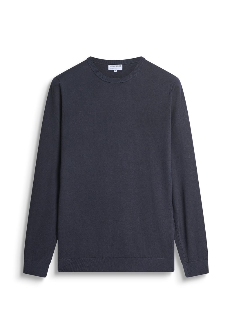 Maglione lunghezza maniche in blu navy realizzato in morbido cotone, con scollatura tonda e polsini e orlo a coste. Nessun motivo o decorazione evidente.