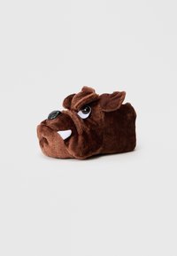 Brune kosedyr tøfler formet som en hund, med store øyne, rund snute, hvite tenner og utstående ører. Myk tekstur.