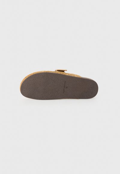 Sandaler med korkfotbädd och en texturerad brun gummisula. Justerbar rem med metallspänne. Gul-bruna övermaterial.